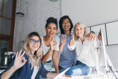 有魅力的女性网络开发人员,使用电脑和国际友人合影.照片