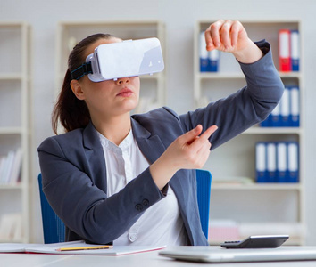 办公室里戴着虚拟现实眼镜的女商人