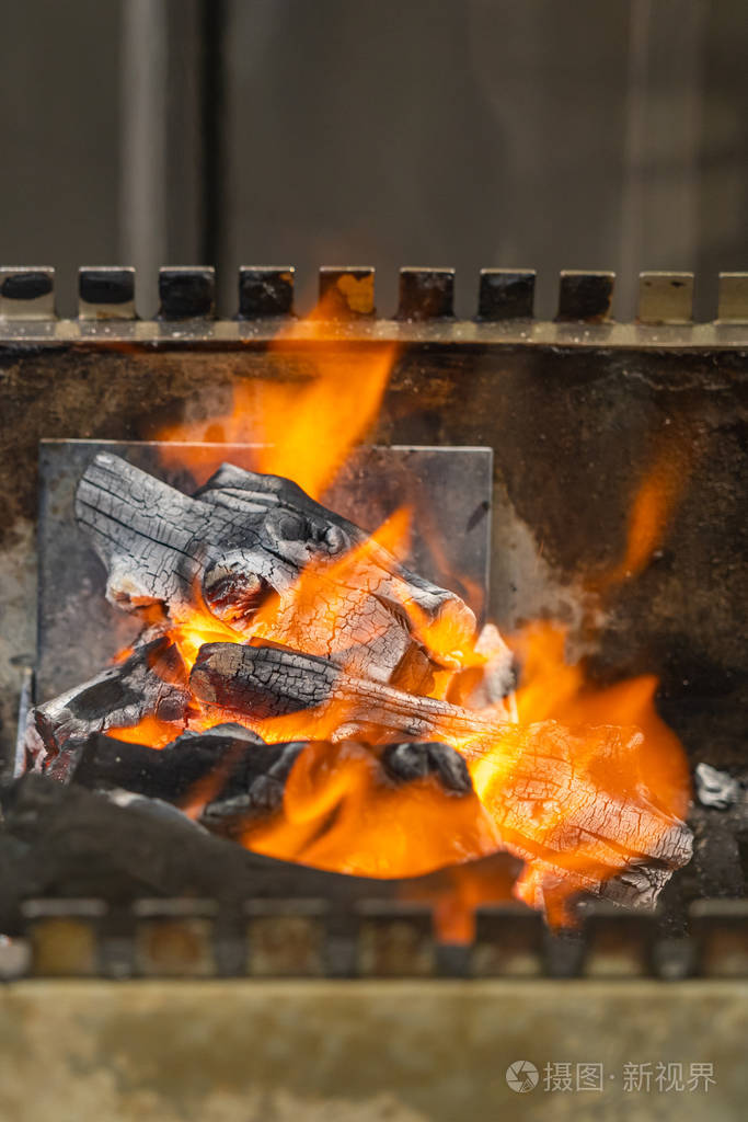 烧烤机中炽热的炭火的特写照片