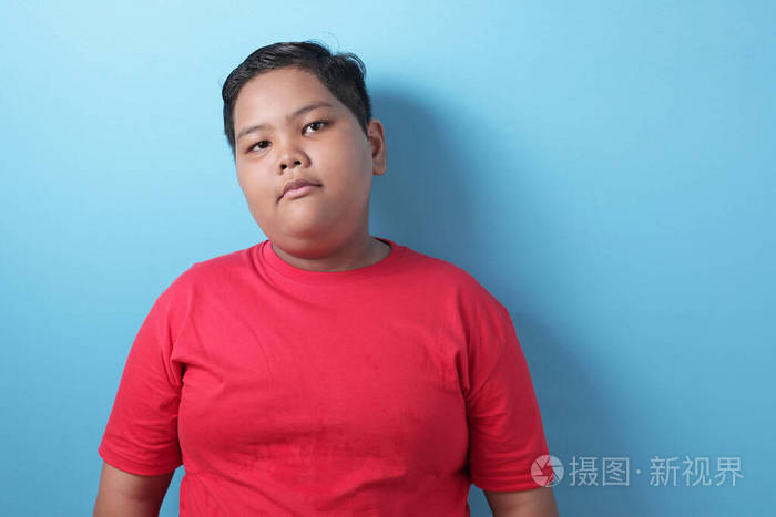 可爱的胖亚洲男孩看着镜头开心地笑着