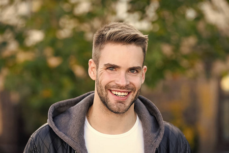 秋天快乐的男人.帅哥笑容随意.白种人,留着胡须,发型时髦.秋季时尚.