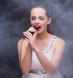 小女孩在卡拉ok俱乐部唱歌照片