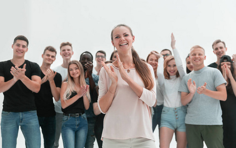 一群形形色色的年轻人一起鼓掌照片