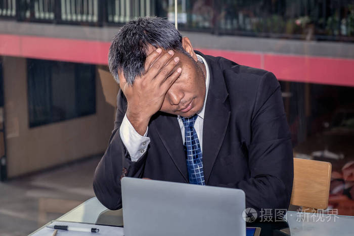 自己在金融危机中的失败管理商业调查工作和经济危机时期的工作而哭泣