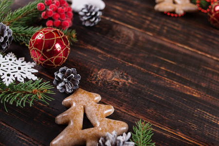 圣诞节，冷杉树，手工装饰品和姜饼饼干