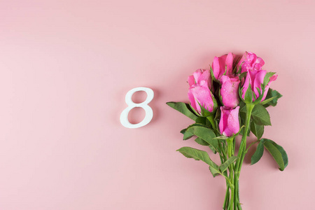 粉红色玫瑰花和第8个数字在粉红色的背景上，复制spa