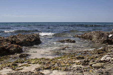 多米尼加共和国的岩石海滩