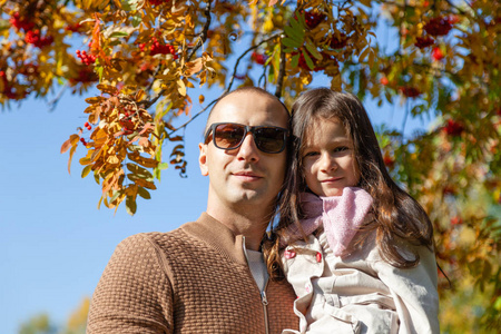 快乐的爸爸和孩子在秋天公园