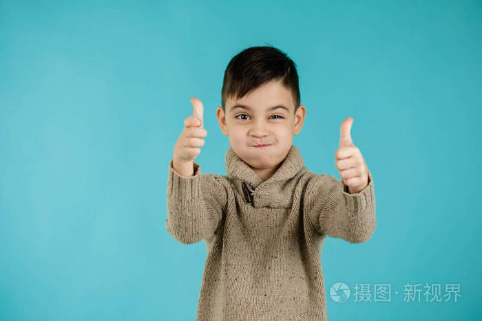 可爱的小男孩竖起大拇指