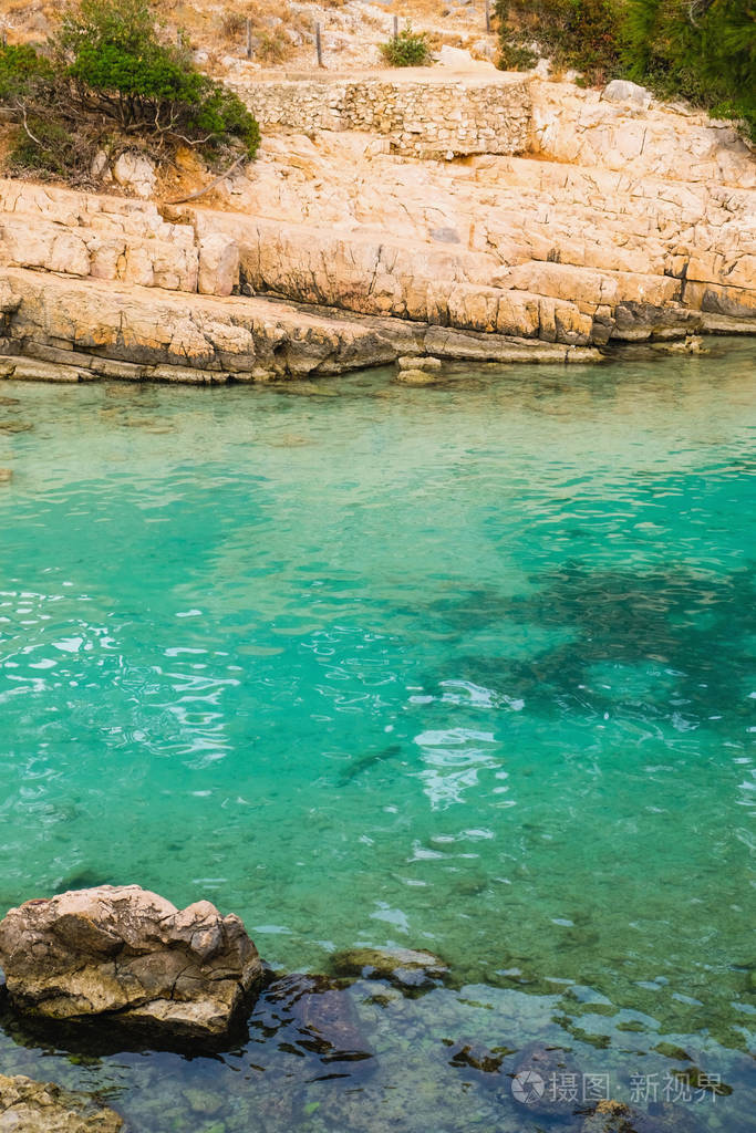 美丽的野生海滩碧绿的海水和岩石峭壁在卡兰克斯国家公园