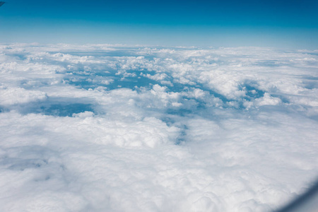 飞行中飞机窗口的云层。