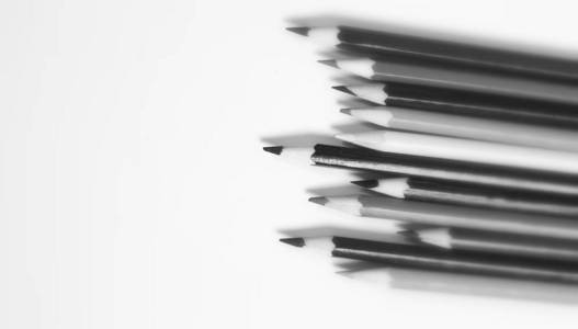 在白色背景上的一组近景铅笔，带有商业概念的复印空间。