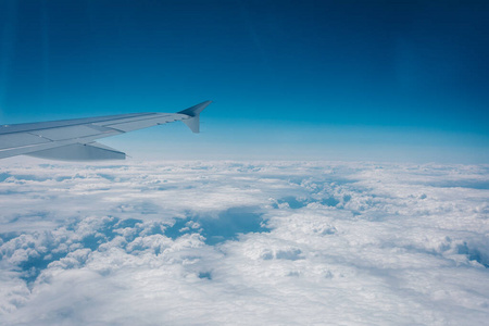 飞行中在高空飞行的飞机