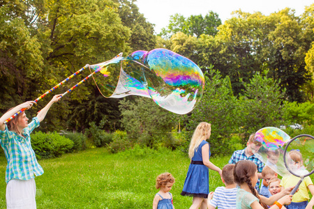 夏日公园儿童生日派对泡泡图片