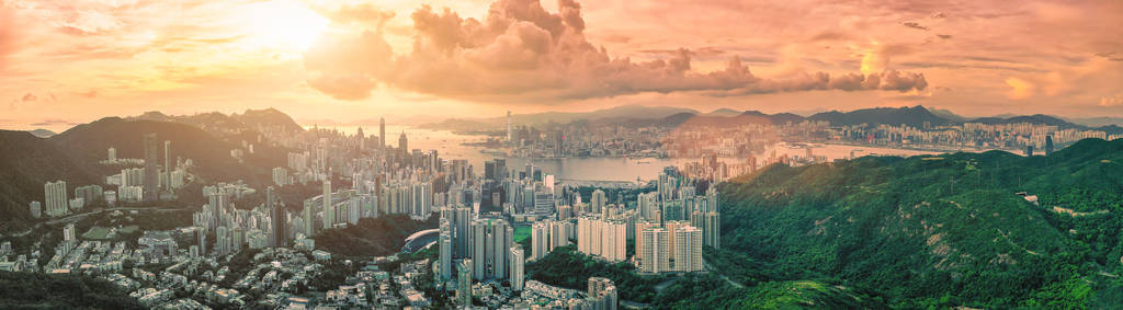 日落时香港市全景鸟瞰图。
