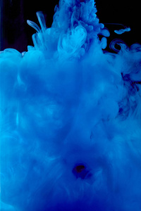彩色抽象艺术亚克力绘画背景在水的纹理创造了一个有趣的抽象黑色背景。不同颜色的喷雾