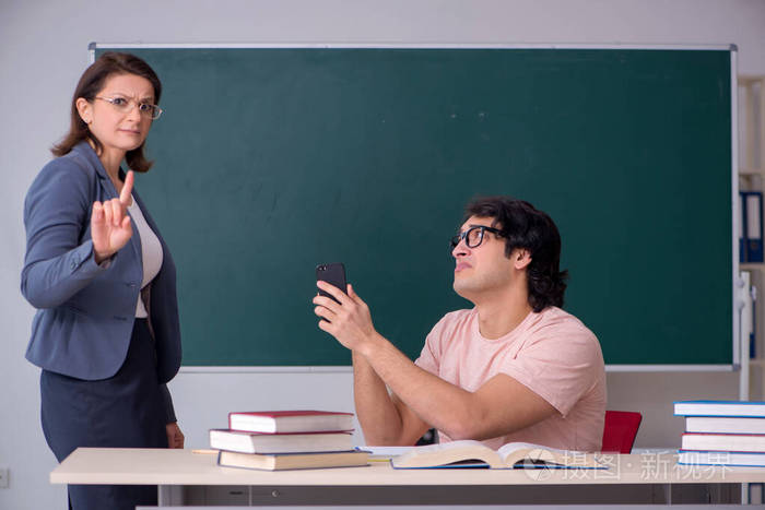教室里的老女老师和男学生