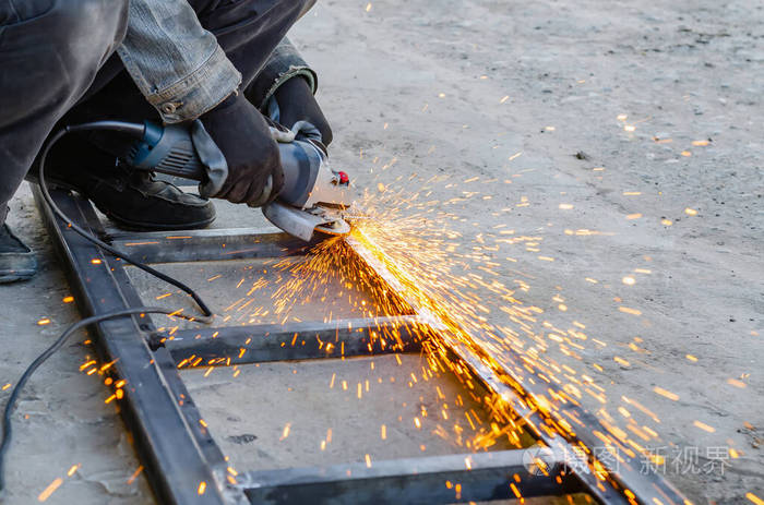 用电锯切割金属火花四溅
