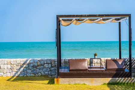 沙发床上的枕头，带有海滩海景和蓝色s的休息室