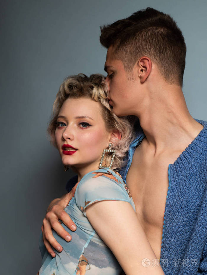 激情和感性的触摸.我爱你.拥抱中的年轻男女.美丽激情的一对.情人节.