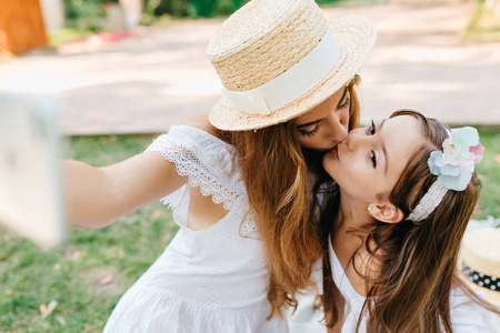 韩系小孩女头像穿着漂亮装饰礼服的漂亮女人亲吻着头发上系着丝带的