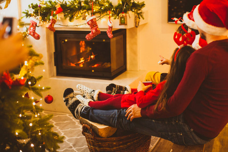 一家人在壁炉旁庆祝圣诞节图片