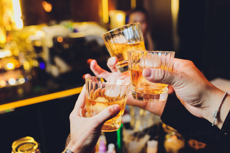 女人聚会喝酒图片