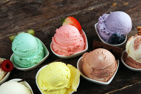 各种口味的冰淇淋，有新鲜的蓝莓，草莓，芝麻