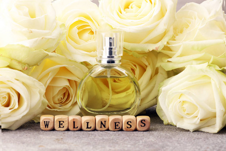 乡村背景上有鲜花的香水瓶.香气照片