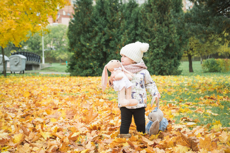 秋天公园里的快乐宝贝在玩树叶