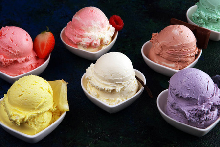 各种口味的冰淇淋,有新鲜的蓝莓,草莓,芝麻照片