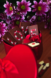 一盒巧克力送给情人节礼物图片