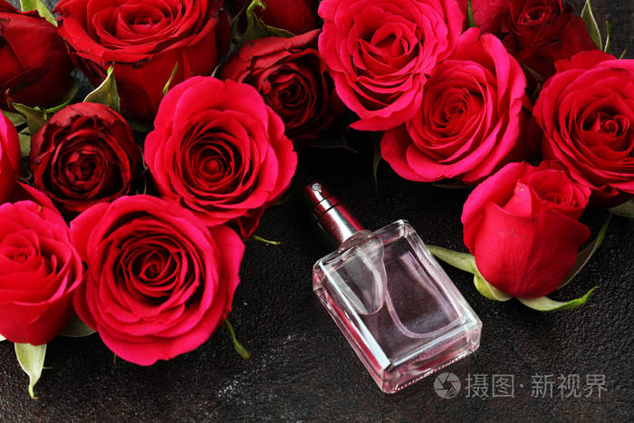 乡村背景上有鲜花的香水瓶香气