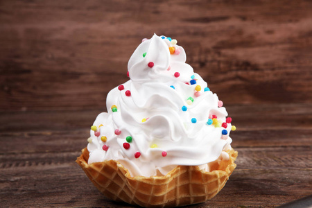 鲜奶油或软冰淇淋，在木头上洒上五颜六色