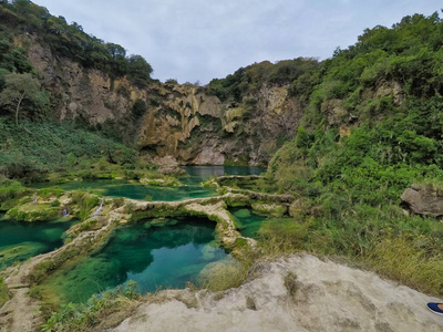 EL SALTOEL MECO圣路易斯波托西梅西科，hermosa cascada绿松石水在河流和保护区的悬崖上。美丽的自