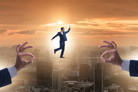 商界人士步履维艰那群体操杂技高加索人平衡构成圆形几