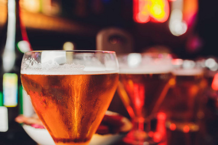 酒吧或酒吧桌上的冷啤酒杯。