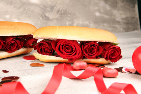 情人节送玫瑰和红心的辣妹图片