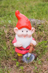 小矮人图装饰花园里的矮子,侏儒装饰.图一个花园里的侏儒草.