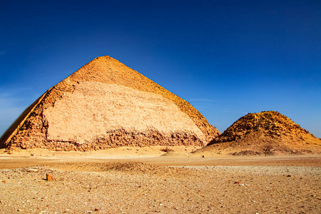 破碎的金字塔是一座位于达赫舒尔的埃及金字塔，建于杜林