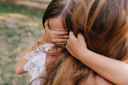 女人抱孩子哭泣的图片图片