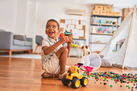 婴儿室 可爱极了 玩具 美丽的 构造器 蹒跚学步的孩子 建设