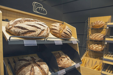 杂货店柜台上的新鲜面包。工业
