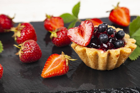 Small berry cake and strawberries 