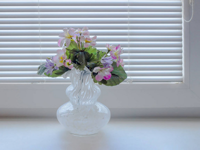 玻璃花瓶里的布料做成的花