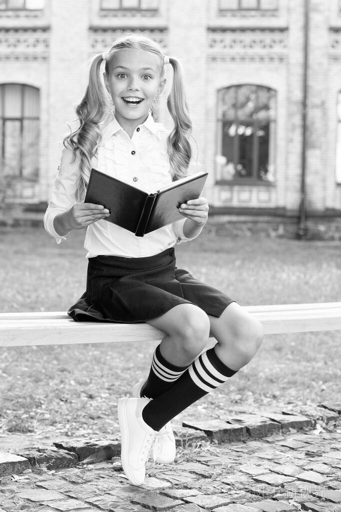 你看看老派的回到学校快乐的小女孩学习文学优雅的制服让人看起来很