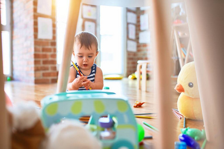 男孩 享受 地板 房间 美丽的 学校 婴儿室 蹒跚学步的孩子