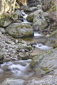 水晶般清澈的水在石头间流动的背景