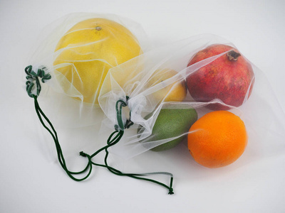 彩色水果装在环保袋里。零浪费的概念