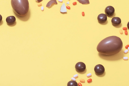 复活节黄底巧克力蛋和糖果